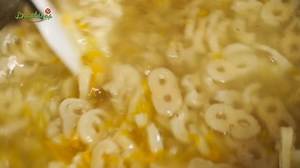 Mucenicii muntenesti sunt mici si uscati in cuptor, apoi fierti in apa cu zahar, presarati cu nuca si scortisoara, simbolizand lacul in care au fost aruncati Sfintii Mucenici INGREDIENTE 500 g mucenici uscati 4 l apa 400 g zahar cate o lingurita de esenta de rom si vanilie un pliculet zahar vanilat cu aroma de rom cate o lingurita de coaja rasa de lamaie si de portocala nuca macinata mai mare scortisoara pentru servire MOD DE PREPARARE RETETA Desert mucenici muntenesti: Pune apa la fiert impreun