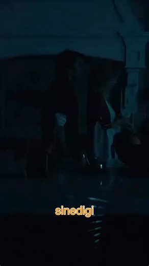 sinedigi on Instagram: "Borderline (2008) filmi, sınırda kişilik bozukluğu (borderline) ile yaşayan genç bir kadın olan Kiki’nin iç dünyasını konu alır. Kiki, duygusal iniş çıkışları, terk edilme korkusu ve kendine zarar verme eğilimleriyle hayatla tutunmaya çalışırken, ailesiyle, ilişkileriyle ve toplumla sürekli çatışma yaşar. Film, Kiki’nin çocukluk travmalarından gelen yaralarını, sevgi arayışını ve kendi kimliğini bulma çabasını sert ama samimi bir dille anlatır; izleyiciye psikolojik bir p