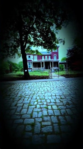 Hasn't everyone driven by Stephen King's house at least once? 🦇📚