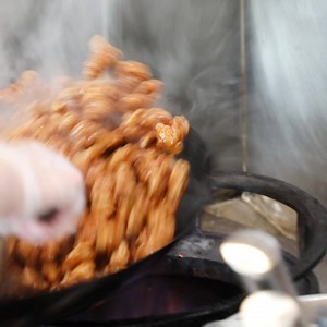 1.2K views · 29 reactions | Puede ser que cocinar con wok se vea fácil pero manejar un recipiente de 8 libras requiere manejo, habilidad y mucha experiencia para que todos los ingredientes queden perfectamente cocidos. | Panda Express México | Facebook