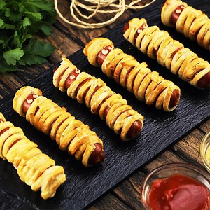 87K views · 327 reactions | Need the perfect spooky snack for your Halloween banquet? We have just the idea!  Full instructions in the description: https://www.youtube.com/watch?v=zSuw28i4XwM&feature=youtu.be | Scrumdiddlyumptious | Facebook