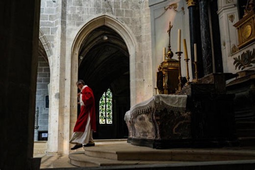 Profanations d’églises dans le Sud-Ouest : hosties volées et crainte de messes sataniques