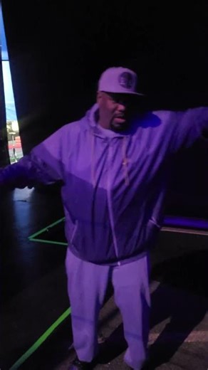 Selt doing the Electric Boogie in Hvasquez circus.