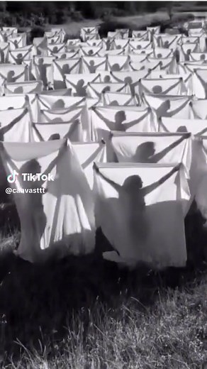 SPENCER TUNICK #spencertunick Spencer Tunick’s Denmark, (socle du monde), 2021 | This powerful installation by world-renowned photographer and artist Spencer Tunick explores the relationship between the human body and its environment. Captured in Denmark in 2021, the work features a striking composition of participants holding white sheets, creating a visual rhythm of shadows and light that evokes both individuality and collective unity. Set against the natural landscape, the installation reflec