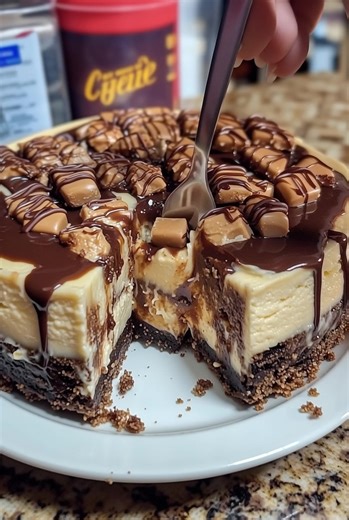 Reese’s Peanut Butter Explosion Cheesecake A rich, creamy peanut butter cheesecake topped with chopped cups, chocolate drizzle, and peanut butter sauce. Yield: 10 slices | Temp: 325°F (160°C) | Time: 1 hr 20 min chill Key Ingredients First Cream cheese Peanut butter Mini Reese’s cups Chocolate cookie crumbs ....................... FULLL Recipe in First Cօʍʍеոτ 👇 | Meal Prep Recipes