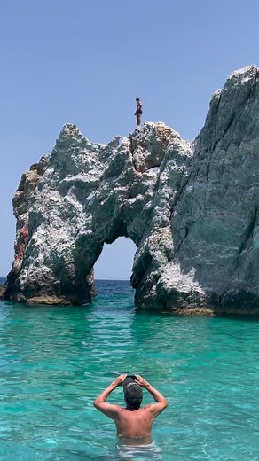 💦 My highest STANDING gainer! 🙌 I find it so much easier with a run up, but that wasn’t happening here. I don’t even practice these once a year, I just know I have them in the movement bank and can send it when the opportunity arises. It takes me a few jumps to get in the zone first, to push past the fear barrier (every time!) 🌊 I had to search for the right spot up there, as most of it was too sharp to jump off. Swimming through the arch then straight into a barefoot cliff climb from the sea