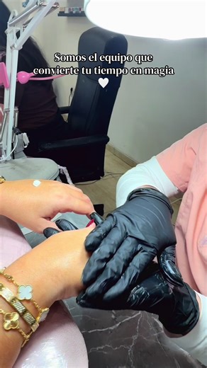 Somos el equipo que convierte tu tiempo en magia 🤍✨. Aquí en Kimberly trabajamos con mucho cariño y amor a lo que hacemos. 💅🏻🎀 Kimberly•Studio #nailsalon #paratí #clientas #girls