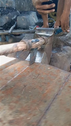 Manual method of splitting steel plate in the traditional way 😱⚒️ #Blacksmith #traditional #iron #forging #worker #craftsman #expert #art #manager #technique #manual #myvillage #tutorial #shaping #blades | Hartaty