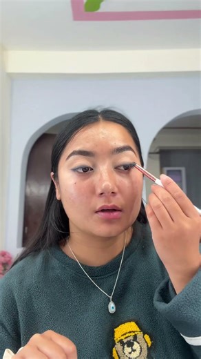 Dark, bold, and mysterious. A feminine eye look that speaks confidence and glam. 🖤