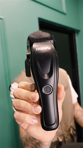 Man42 on Instagram: "Non è solo una clipper, è la clipper studiata da barbieri per barbier 💈 Motore 385 potenza costante, anche nelle sessioni più lunghe Lame 9CR + Ceramica: taglio fluido, freddo e preciso per fading perfetti 4,5 ore di autonomia: lavora senza interruzioni, zero cali di performance! 💈 Pensata per chi lavora sul serio. Costruita per durare! #clippers #fading #barberstylist #man42"