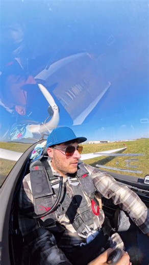 This freedom you get with an electric propulsion system is honestly priceless. But I’ve gotta admit: launching from the halfway runway marker is a level of convenience that’s… kinda dangerous. If you ever had to abort a takeoff, you’d definitely wish you had more runway ahead. ⚡️🛫 #gliding #soaring #takeoff | SteFly