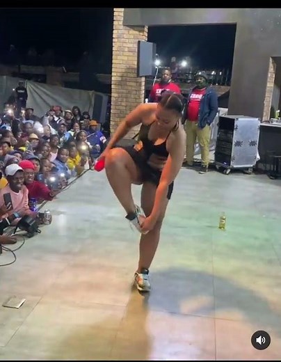 South African singer go naked on stage .(I don’t own copyright to the music||Subscribe an turn on 🔔