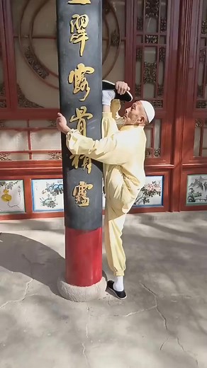 85 years old Wushu Master demonstrates his amazing flexibility | World of Wushu