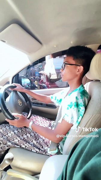 Belajar Menyetir Mobil di VIP Driving School Padang