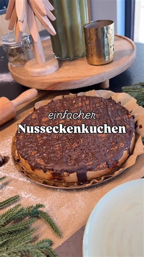 Nusseckenkuchen ♥️ super schnell gemacht - schneller als du üblichen Nussecken - aber genau der gleiche tolle Geschmack. Und dass Tolle sollte etwas Kuchen über bleiben einfachen kleine Stücke schneiden und ab in die Keksdose damit 🙂 Für den Mürbteig: 250g Mehl 150g Butter 60g Zucker 1 Ei 1 TL Zimt Prise Salz Zu einen Teig kneten, für 10min in Gefrierfach. Ab in die Springform und bei 170 Grad Ober Unterhitze 10min vorbacken. Für den Nuss Belag: 100g Butter Prise Salz 100g Zucker 1 Päckchen Van