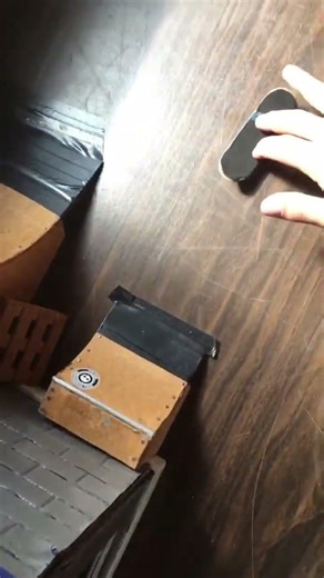 Quick Tricks on the new quarter pipe set up #fingerboard ￼