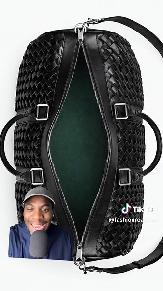 Bottega just launched bags with their new 3-D effect intrecciato and while I appreciate the experimentation, this one definitely isn’t for me. What do you think? #bottegaveneta #intrecciato #fashion #fashionjournalist #fashioncommentary