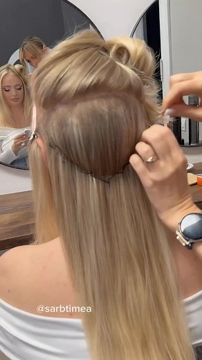 ‼️ Bridal look ‼️ De multe ori, coafurile care par simple la prima vedere sunt, în realitate, cele mai provocatoare. Așa este și în cazul acestui coc spaniol “simplu”, care necesită precizie, tehnică și simț estetic pentru a obține un aspect elegant. #bridalstylist #sarbtimea #hairvideo #bridalhair #cocspaniol | Timea Sârb