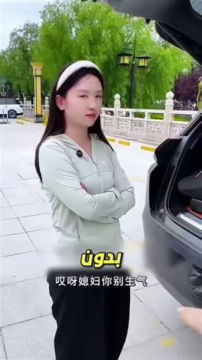 أرادت أن تقدّم له كرسيًا كهدية… لكن ما حدث كان مؤلمًا 😢