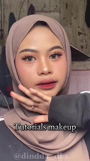 pliss jangan salfok sama yang belakang berantakan 🫵🏻😖 #tutorialmakeup #makeuptutorial #makeup #tutorialsmakeup #masyaallahtabarakkallah #makeuptransformation #makeuptutorial #beauty #makeupbeauty #makeuptutorial #makeup #dandan #gayaditiktok #gayadirumah #makeuplook #transformation #tutorialmakeup #foryoupage #fyp #beauty #kecantikan#tutorialmakeupdindda_din #dindda_din