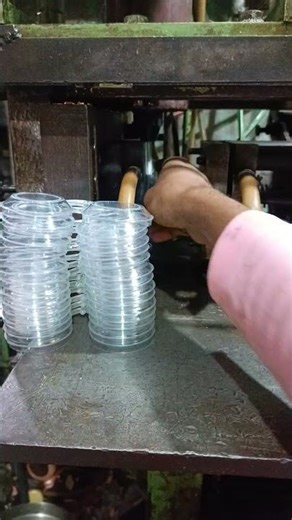 Two cavity items injection moulding Machine