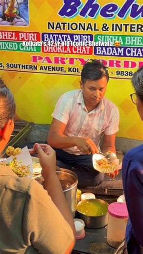 Kolkata’s most loved bhel… where food turns into memories ❤️ 40 years. Two generations. One legendary stall at Lake Kalibari that still pulls crowds every single evening. 😋 No heavy masala, no shortcuts — just fresh Amtala muri, that iconic tok–jhal–mishti punch, and love that’s been served for decades. And yes… their Papdi Chaat is a must too! 🤌 📍Chandu Bhelwala - Infront of Lake Kalibari, Kolkata ⏰ 2 PM – 9 PM Save this for your next visit. Bring your parents. Bring your nostalgia back. 🌼
