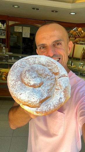 Patatas Bravas Barcelona on Instagram: "🥖 Panadería de LAS DE ANTES, asequible como ANTES 🤑 🍞 Son especialistas en coques de forner y ensaimadas, lo dejan clarísimo en el parco cartel de su fachada ⌛ Entrar es como un viaje en el tiempo. Hacía siglos que no veía bastones de pan, de esos que el panadero me regalaba siempre de pequeñito ♥️ 🫓 Llaman mucho la atención la cantidad de panecillos de viena que tienen en el mostrador 🎞️ Tienes todos lo que probé, mi favorito, los importes y la ubica