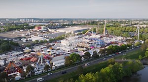 La Foire de Tours ouvre ses portes aujourd’hui ! 🇧🇷🎡 Du 1er au 11 mai, vibrez au rythme du Brésil au Parc des expositions et faites le plein de sensations à la fête foraine juste à côté 🎢 ✨ Expo immersive, ambiance festive, concerts tous les soirs, de 500 exposants, village sportif, village gastronomique… tout est réuni pour une sortie réussie 🌍🥁🍽️ 📍Infos pratiques : 🕙 Horaires Foire : 10h – 20h 🍴 Village gastronomique : 10h – minuit tous les jours (jusqu’à 1h les mercredis, jeudis et 