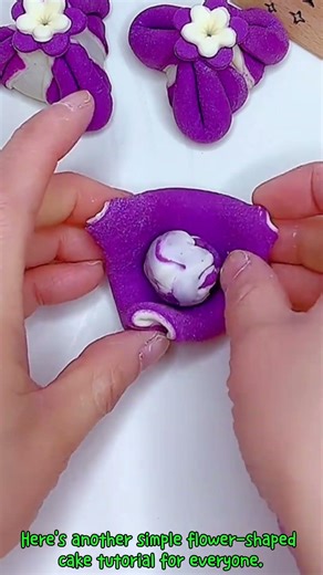 Here's another simple flower-shaped cake tutorial for everyone