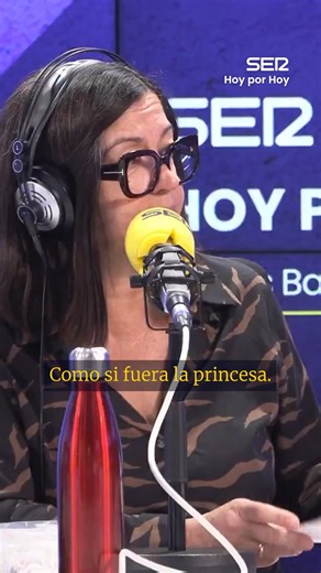 📚 La hija de José María Aznar, Ana Aznar, ha sacado un libro en el que habla de no sobreproteger a los hijos… siendo ella una de las más sobreprotegidas de España, como apunta Martín Bianchi. 👨‍❤️‍👨 Y ya dijo hace semanas que a los hijos de dos hombres les va mejor en la vida 🙄 Martín recuerda una frase de su madre, Ana Botella, en referencia a la sexualidad: "Nunca entendí que tiene que ver eso con ser maric0n". #aznar #botella #MartínBianchi | Hoy por Hoy
