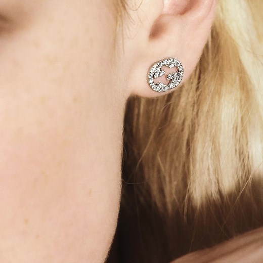 Presenting the Gucci Interlocking G collection. This new campaign illuminates the House's latest fine jewellery pieces, including a bracelet, ring and earrings embellished with the Interlocking G logo and peppered with pavé diamonds. Shop now online at https://bit.ly/3QM9P5u #GucciJewellery | Goldsmiths