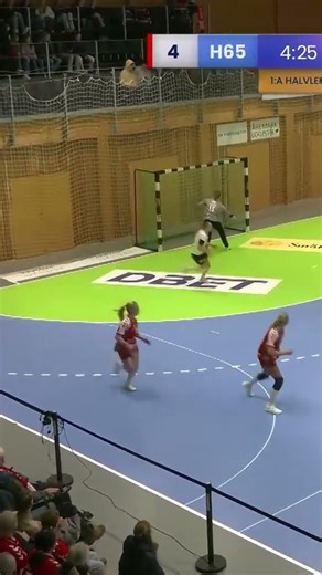 Ellen REINHOLDT with a Spectacular Goal vs. Höörs HK H 65
