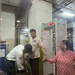 Hatho me hathkadi Pehan kar Mall me kari Entry or gate par chor samjh kar rok liya 😳😳 #couplevlogs #funnypranks | Jeet Thakur Pranks