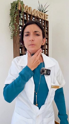 🌱 Maux de gorge ? Le geste simple qui change tout 👇 Beaucoup utilisent le Tea Tree pour les boutons… mais tu savais qu’il peut aussi être ton meilleur allié quand la gorge gratte, pique ou brûle ? 🎯 Anti-infectieux puissant, il aide à lutter contre les bactéries et à assainir la zone ORL. 📌 Comment l’utiliser ? ➡️ Dépose 1 goutte de Tea Tree sur du miel (ou sur un comprimé neutre) ➡️ 2 à 3 fois par jour, pas plus de 3 jours 💡 Idéal en début de gêne, quand ça commence à picoter 👀 ⚠️ Précaut