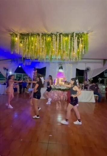 De lo clásico a lo rock 🎸🔥 | Baile sorpresa Coreografías MMartinez #BaileSorpresa #RockStyle #XVaños #CoreografíasMMartinez