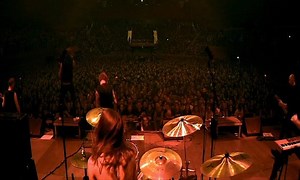 In Vorfreude auf die beiden ratzefatz ausverkauften JahresAbschlussKonzerte heute und morgen: Ein kleiner SneakPeak zur randvollen DONOTS Live-DVD - ausschließlich zu haben mit unserem neuen Album LAUTER ALS BOMBEN in der limitierten Deluxe Version (Album DVD) und in der FanBox. Jetzt vorbestellen! | DONOTS
