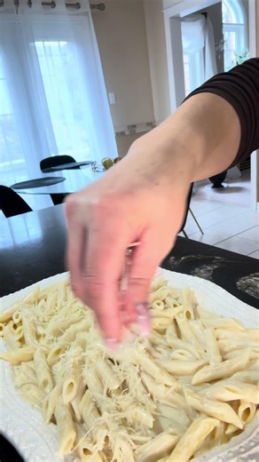 💛 This 10-minute Alfredo will ruin jarred sauce for you forever.