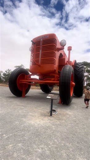 The mighty Chamberlain 40k in Carnamah stands 11.5 mtrs tall , 16 mtrs long and weighs over 42 tonnes ! .This oversized replica was originally in 1949 in WA for use in agriculture all over Australia . @⚙️🛻Paty🚁⚙️ @Wisey🇦🇺 @bakes792 @Cecil N 🇦🇺 @Biz Minhard @farmer_phill @H.C CONTRACTING @Timmy B @The life of Tye @Jason tool-tech @Jason McCutcheon 🇦🇺