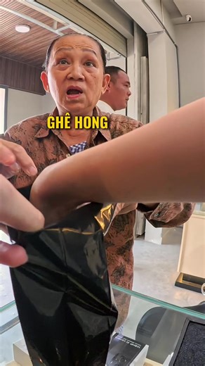 Cô mua iPhone 17 Pro Max bằng tiền mặt tại Gia Huy Stores