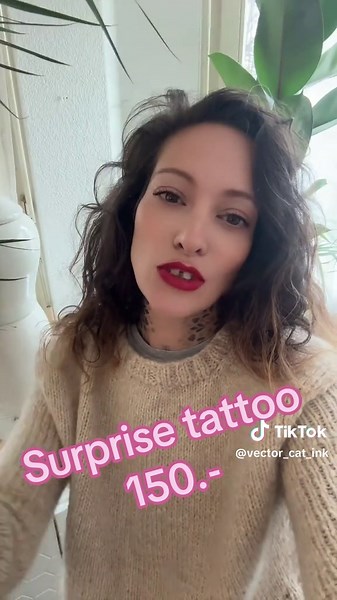 🎰 Dräie & steche – Surprise Tattoos 150.– (8–10 cm) | 250.– (10–12 cm) 3x dräie 👉 i stich nur, wenn d’Auge glänze ✨ Fineline/Dotwork, soft Black-Grey. Farb optional. Normal ~350.– für ~15 cm → dä Deal! 📍Rapperswil-Jona • Schreib “SURPRISE” & DM “150” für Slots. #surprisetattoo #swisstat #fineline #dotwork #swissink