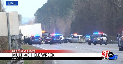 Decatur Police respond to big wreck near Point Mallard Parkway (AL-67) and Country Club Road