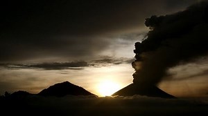 Timelapse Shows Bali's Mount Agung Volcano Erupting at Daybreak