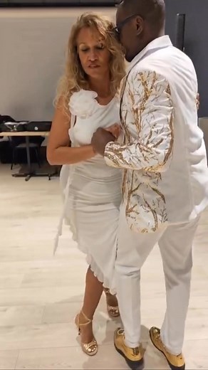 NOUS AVONS CREE UNE DANSE Le tangokiz n’est pas une simple juxtaposition des pas de kiz avec des figures de tango. C’est beaucoup bien plus que ca , nous avons cree une danse avec une structure bien définie: une posture , des principes de marche , des déplacements de base et des enchaînement techniques. Cette danse porte en elle une façon d’aborder la musique et une discussion permanente entre le couple de danseurs : le tangokiz laisse une part belle au dialogue , un espace de liberté où la foll