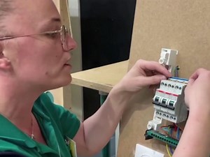 Comment brancher un disjoncteur ? | Leroy Merlin