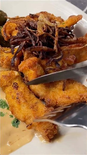 Hähnchenbrust in Maismehl gewendet dann frittiert Göttlich#Hähnchenbrust #Maismehl #bestes#Rezept
