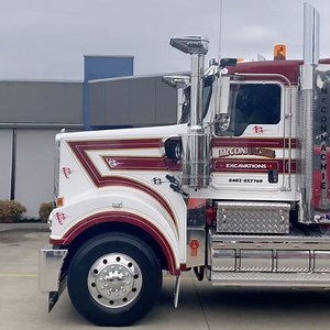 130K views · 4.5K reactions | McConnachie Excavations ' T909 is headed straight to work 﫵 TikTok: @j.dilworth | KENWORTH Australia | Facebook