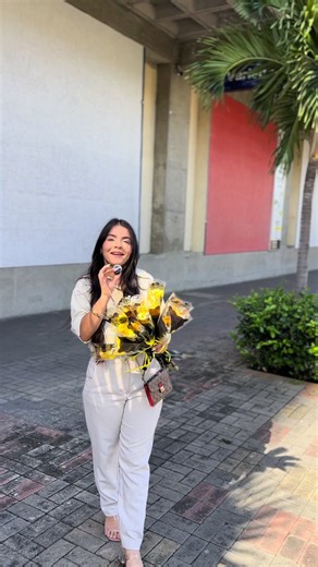 Salimos a repartir flores en Barquisimeto 😍 y así reaccionó la gente @Inyerlin Rodriguez #floresamarillas #videoviral #parati