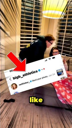 HOLLY METTE LIKE AD UN FAN E LUI IMPAZZISCE! 😱😍 STRANGER THINGS #strangerthings5 #strangerthings