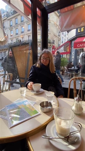 Nicole näht Frankreich on Instagram: "Wie finde ich ein richtig gutes Café in Paris? Ein kleiner Paris-Guide für alle, die nicht zufällig irgendwo sitzen wollen ☕️ Ein gutes Café in Paris erkennst du nicht an langen Warteschlangen, sondern an ein paar leisen, sehr französischen Details: ☕️ Rustikal statt Designmöbel Eine Theke aus Zink ist fast immer ein gutes Zeichen. Hier wird Kaffee ernst genommen, nicht dekoriert. 🪑 Dicht stehende Bistrostühle Wenn die Tische eng stehen, sitzt du richtig.