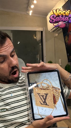 GABRIEL LACERDA | REI DO CROCHÊ 👑 on Instagram: "Você sabia que o crochê não é (mais) coisa só de vovó? 🧶✨ O crochê hoje movimenta milhões na economia criativa, gera renda para milhares de artesãs e artistas e ocupa espaço nas maiores passarelas do mundo. O que antes era visto apenas como artesanato doméstico, hoje é reconhecido como design, moda e arte. Grandes marcas, estilistas, stylists e designers já entenderam isso: o crochê virou luxo, virou tendência e virou expressão de identidade. É